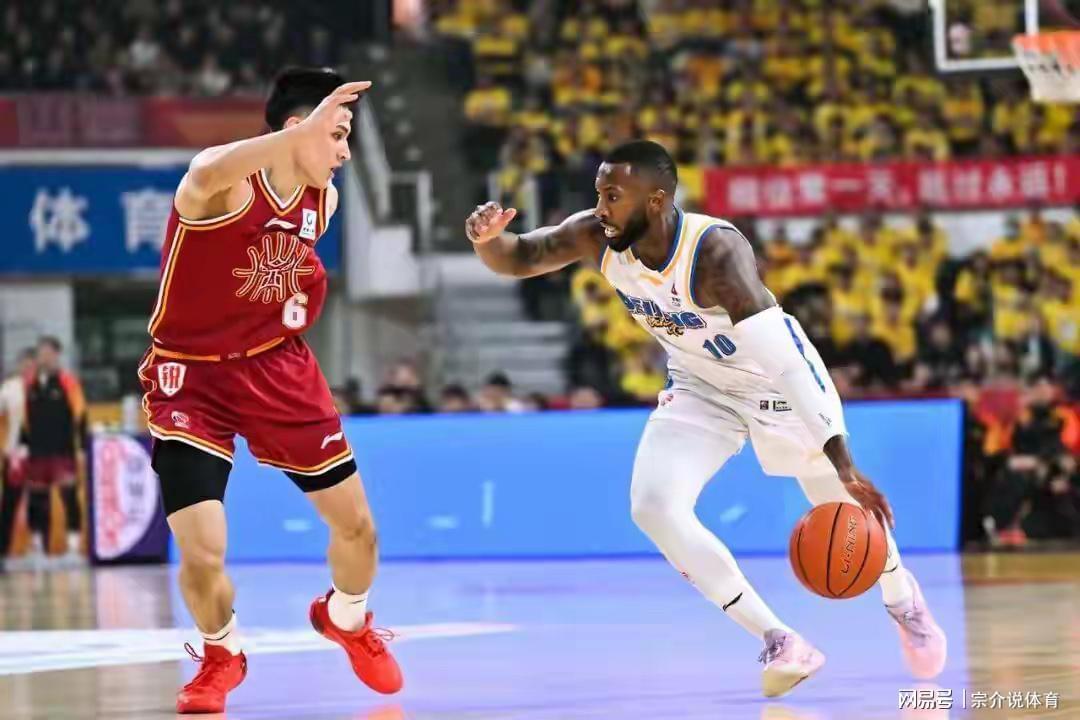 7M比數-过分了！顶级强队输球输人，主场球迷向球员吐口水，CBA要重罚